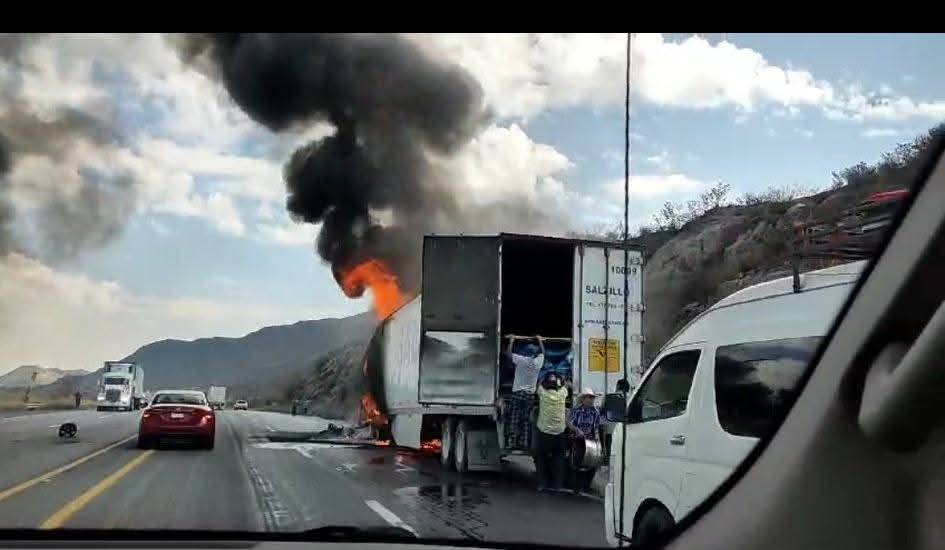 Incendio de tráiler no evitó su rapiña