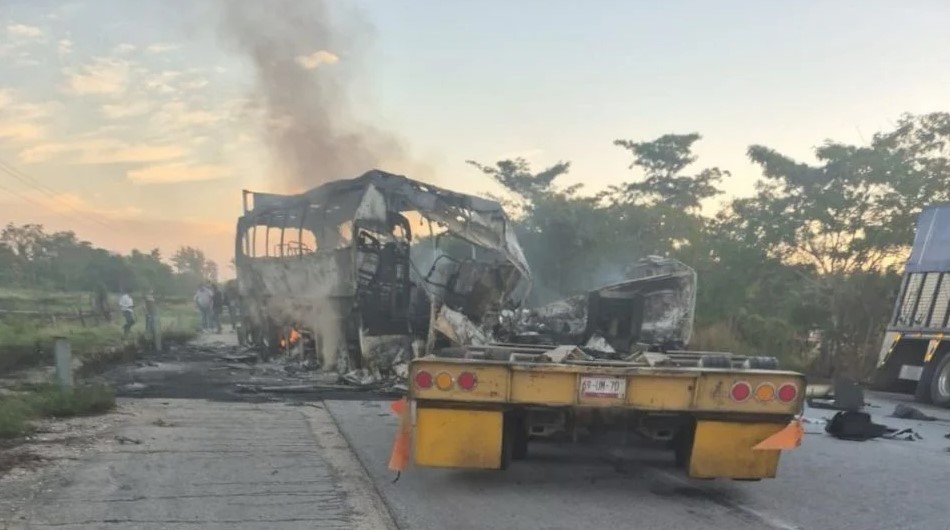 Reportan 40 muertos y ocho sobrevivientes tras choque entre autobús y tráiler en Campeche