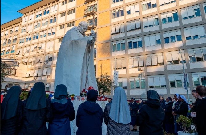Rezan millones en el mundo por su Santidad