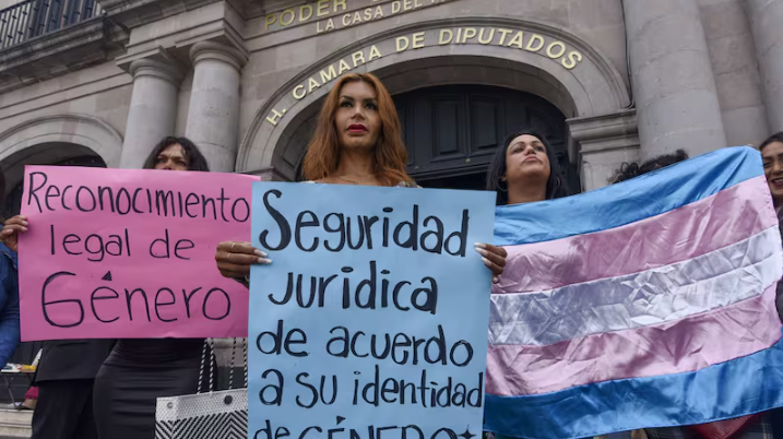 SCJN falla a favor de mujeres trans tras impedirles la entrada a los baños públicos de Reforma 222