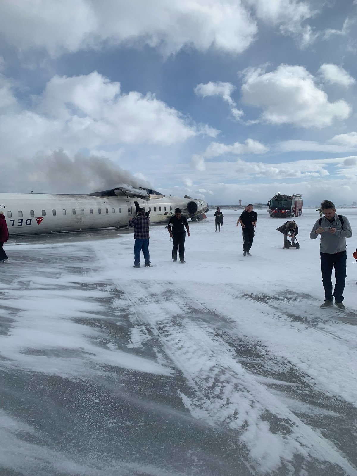 Se estrella avión en aeropuerto de Toronto, hay varios heridos