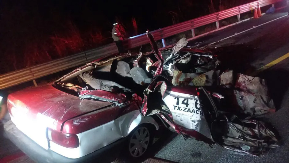 Cuatro muertos al volcar un taxi en autopista de Oaxaca