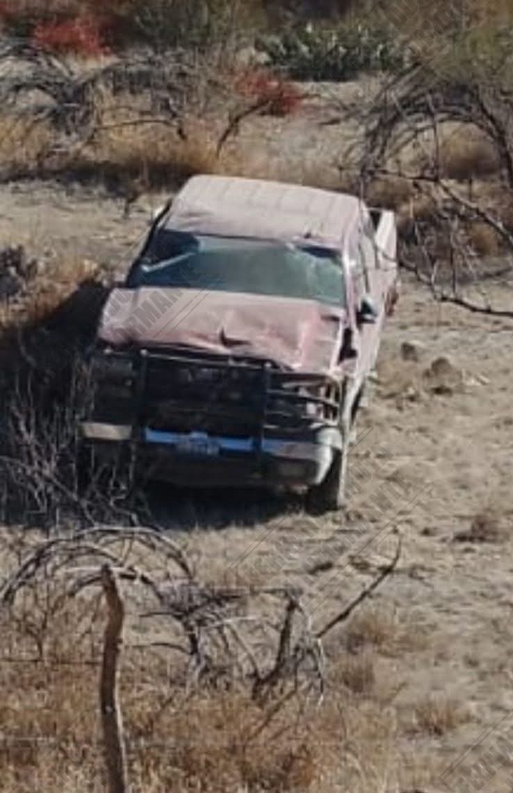 Abandona conductor camioneta tras volcar