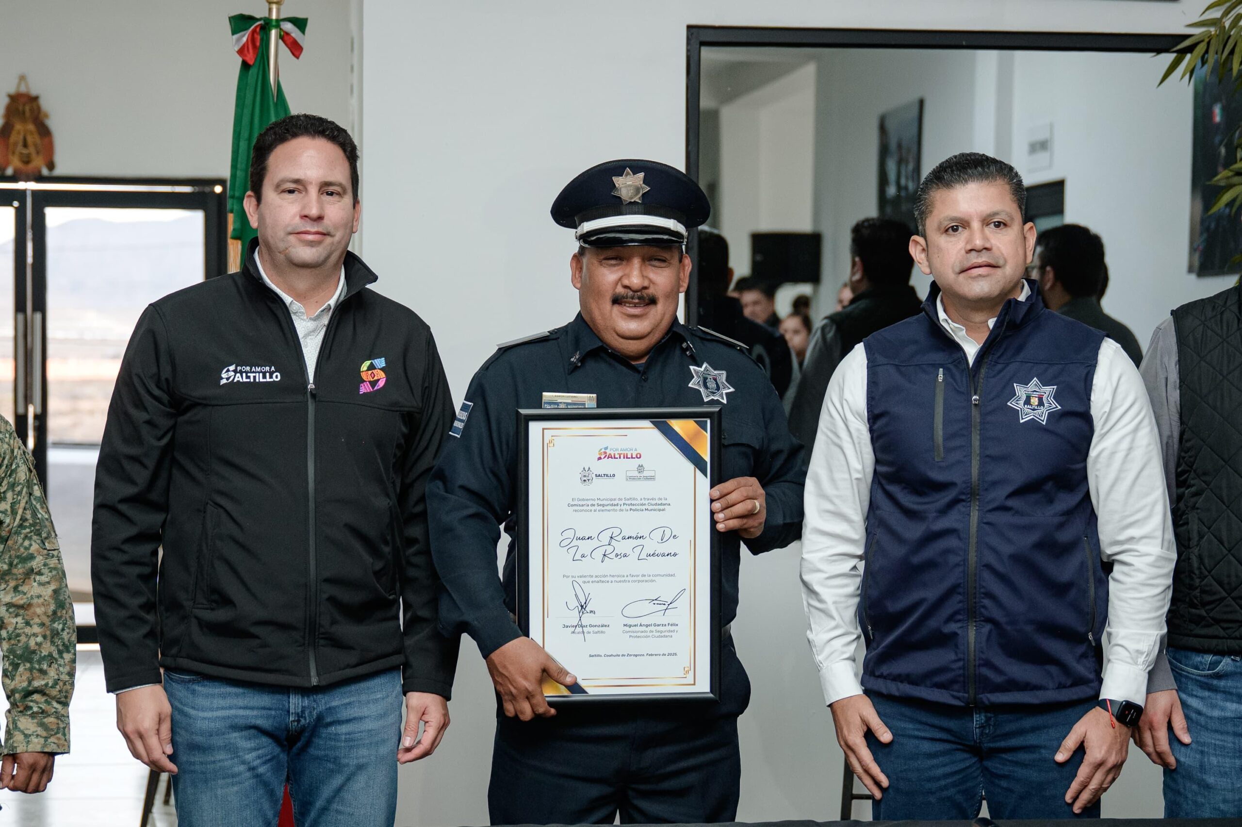 Reconoce Javier Díaz a policías que rescataron a familia de incendio