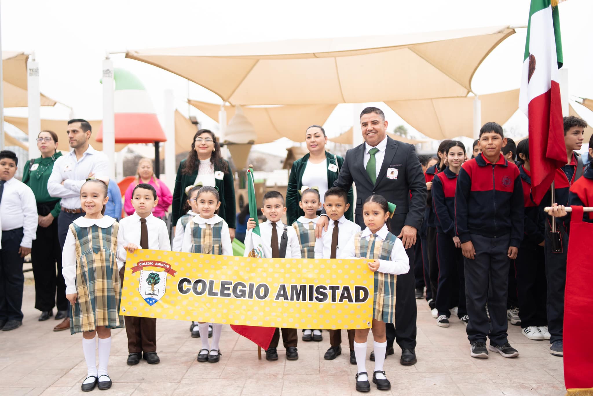 Celebra Sabinas la Constitución
