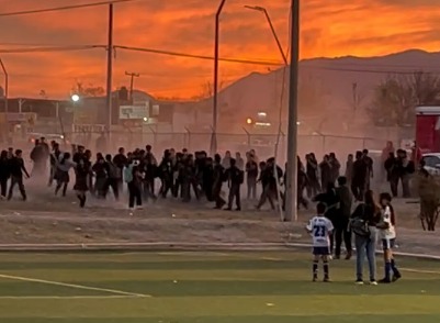 Protagonizan alumnos riña campal en partido