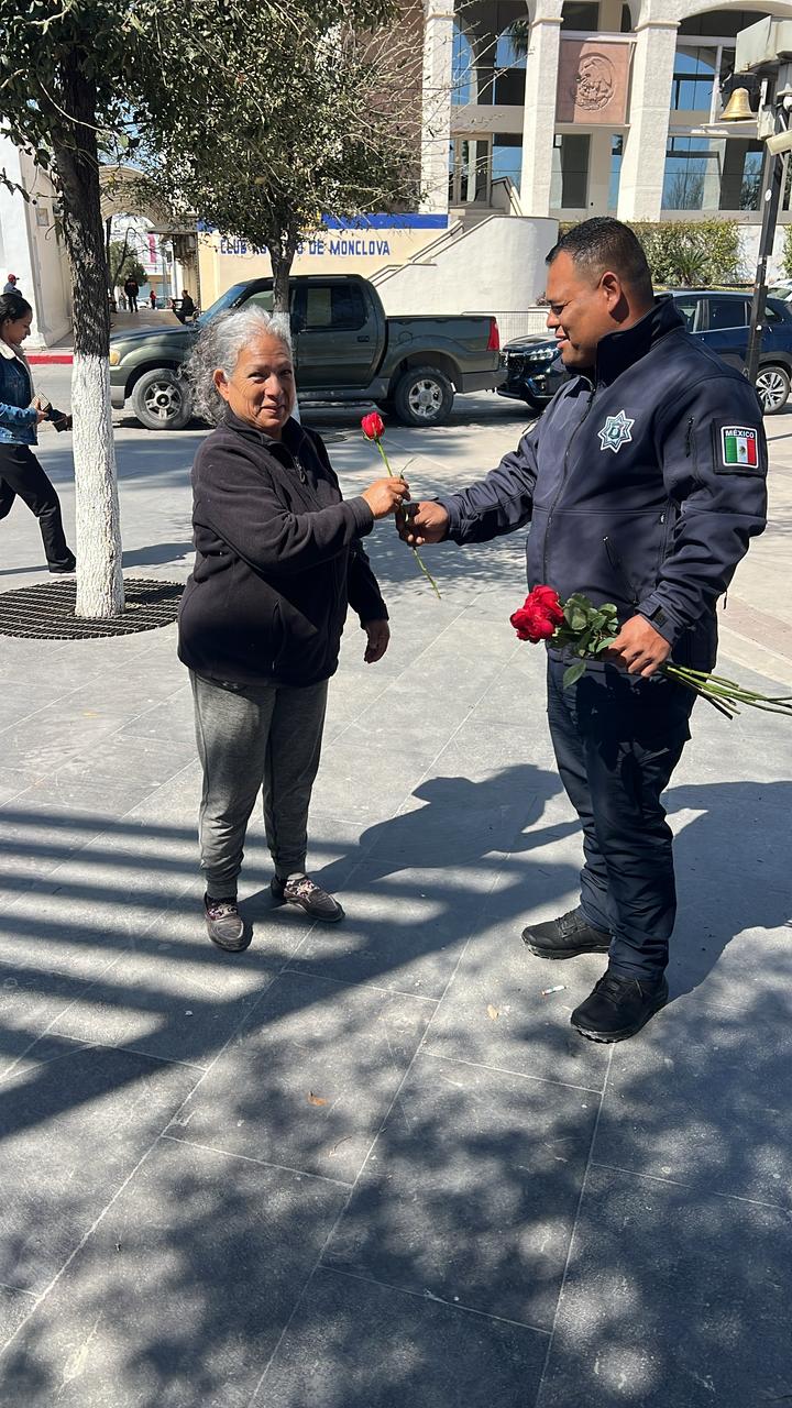 Regalan preventivos flores y chocolates