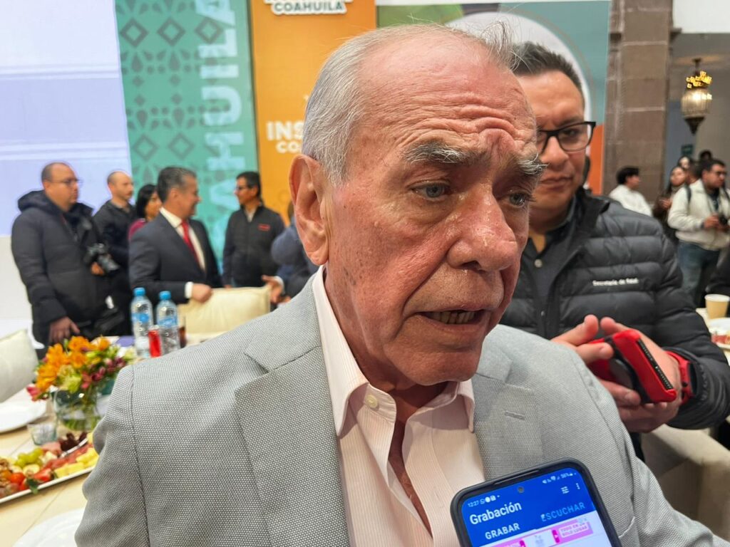 Entregan 20 mil tarjetas de salud a adultos mayores