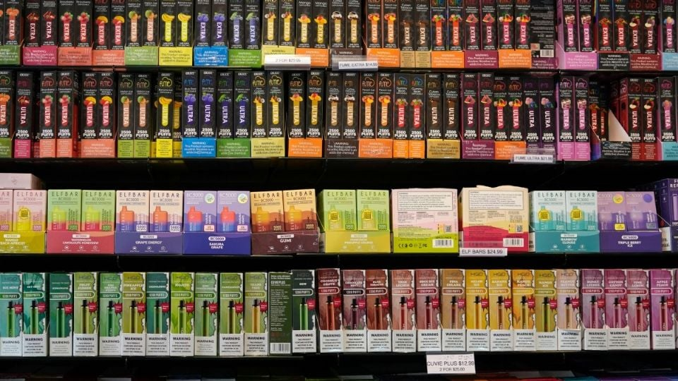Nueva York demanda a distribuidores de vapeadores por venderlos de sabores y atraer a los niños