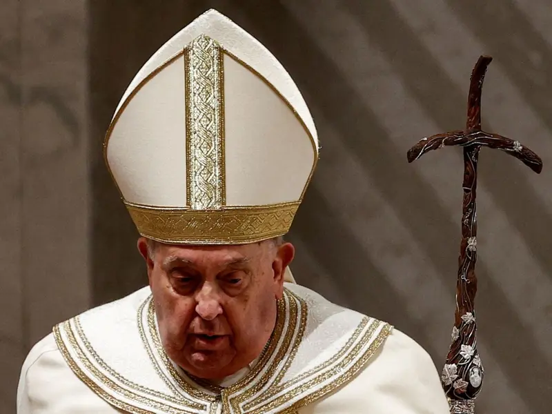 Papa Francisco «no está fuera de peligro», pero tiene mejoría: médico
