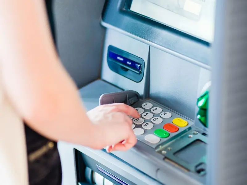 ¿El cajero automático no te dio el dinero completo? Esto es lo que debes hacer