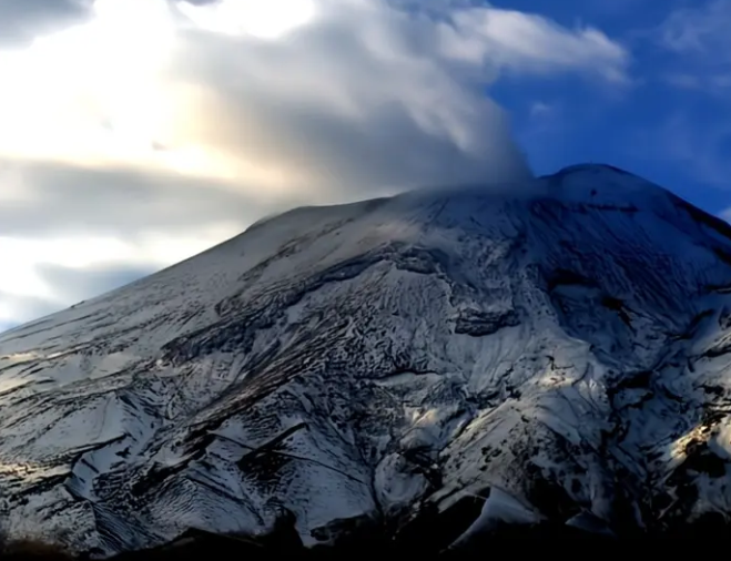 Popocatépetl baja sus exhalaciones, pero sube el tremor y registra un sismo