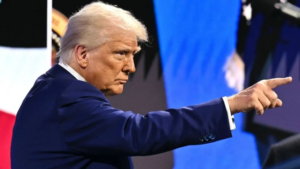 Juez de EU permite a Trump continuar con despidos masivos de empleados federales