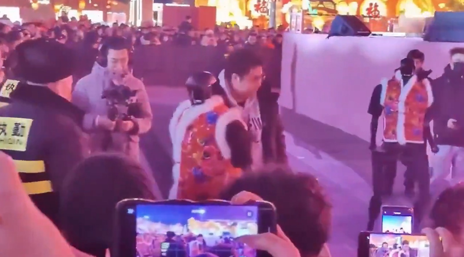 ¡Terror en China! Robot con IA se descontrola y embiste al público en pleno festival