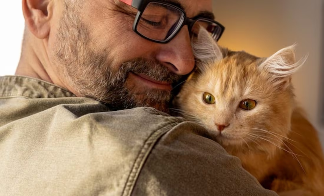 El truco infalible para ganarte la confianza de un gato en segundos; la ciencia lo explica