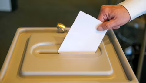 Conservadores ganan comicios alemanes; ultraderecha casi duplica su voto y queda segunda, según sondeos