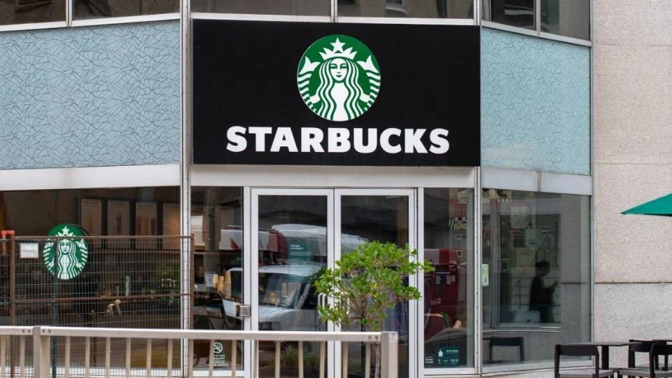 Starbucks tendrá su mayor despido en la historia: prescindirá de mil 100 trabajadores corporativos