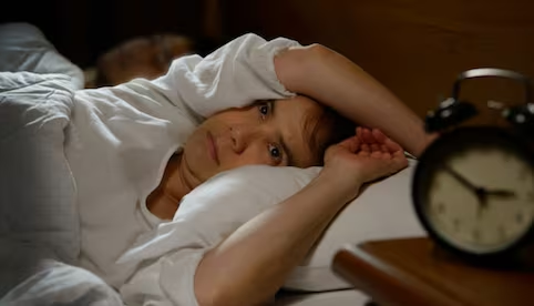 ¿Cuál el significado de despertarse en medio de la noche?; esto dice la IA