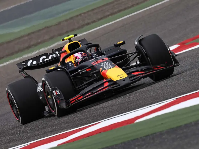 ¿Extrañan a ‘Checo’? Liam Lawson sufre su primer incidente en Red Bull