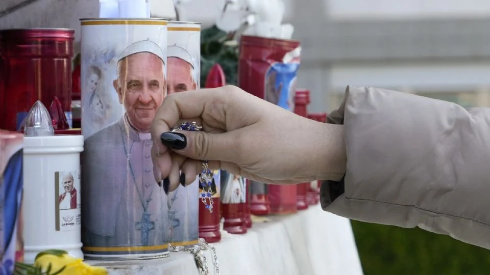 El papa Francisco mejora, pero no dirigirá el servicio religioso por el Miércoles de Ceniza