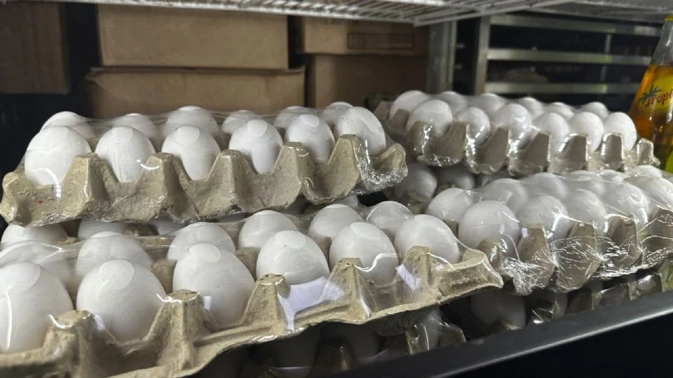 Tráfico de huevos de gallina desde México aumentó un 158% desde octubre por la escasez del producto