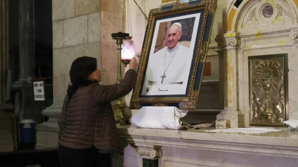 El papa Francisco tiene un «repentino» empeoramiento y está con ventilación mecánica