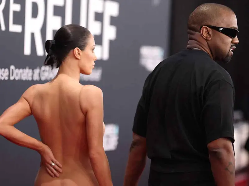 Mamá de Bianca Censori lamenta desnudo de su hija en los Grammy