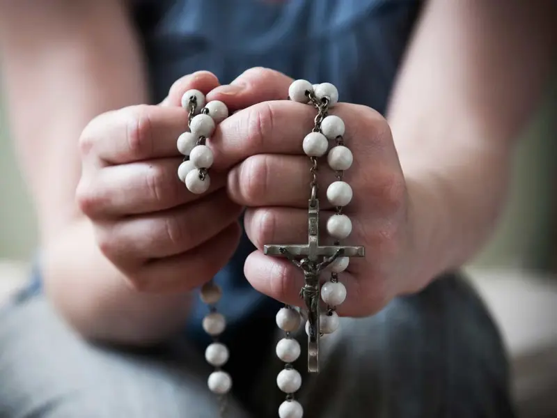 ¿Cómo rezar el Rosario? Descubre para qué se reza y el significado de los misterios