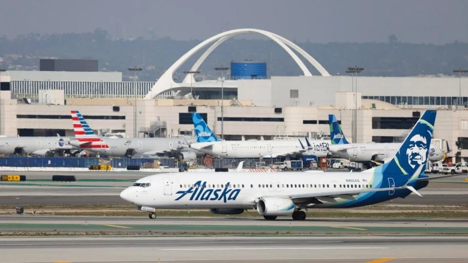 Desaparece un avión con 10 pasajeros en Alaska; rescatistas buscan por tierra