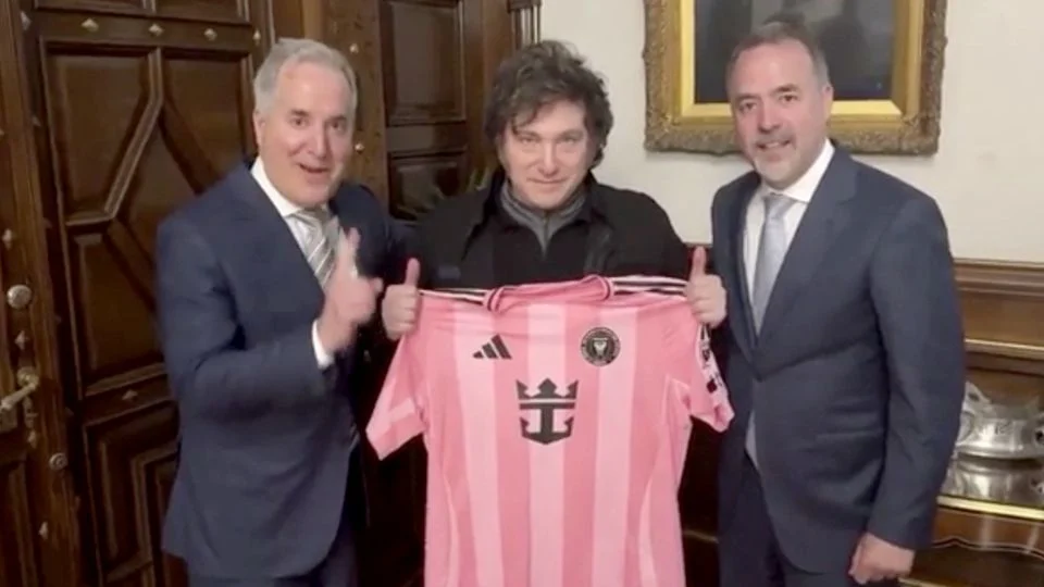 Javier Milei recibe una camiseta con dedicatoria de Messi: “Me la regalaron a mí, con la firma del más grande de todos los tiempos”