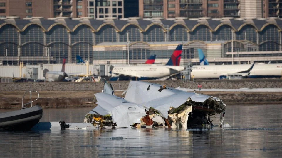 Recuperan las piezas principales del avión y el helicóptero que chocaron en Washington
