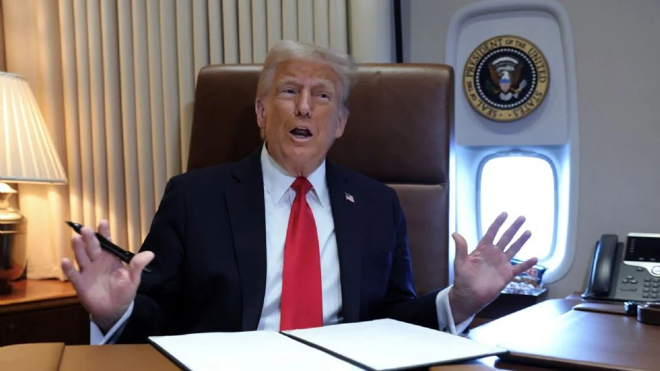 Trump dice que quiere comprar Gaza y ceder la reconstrucción a países árabes