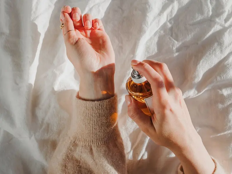 Trucos para que tu perfume fije su aroma en la piel por horas sin retoques