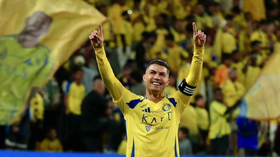 Cristiano Ronaldo encabeza la lista de los 100 deportistas mejor pagados en 2024; no hay ninguna mujer