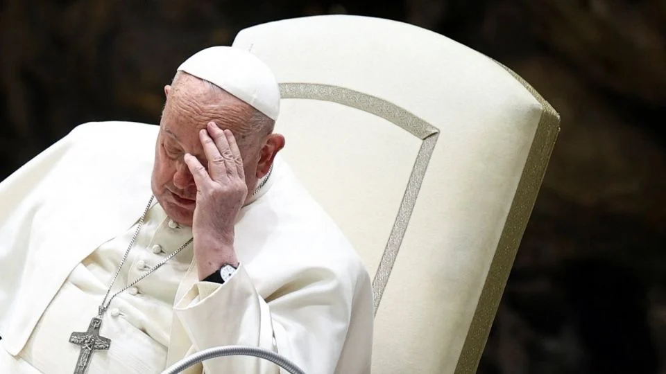 Hospitalizan al papa Francisco para tratar su bronquitis