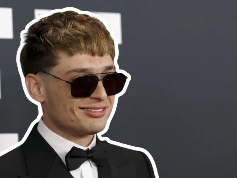 Peso Pluma estrena look en la alfombra roja de los Grammy 2025