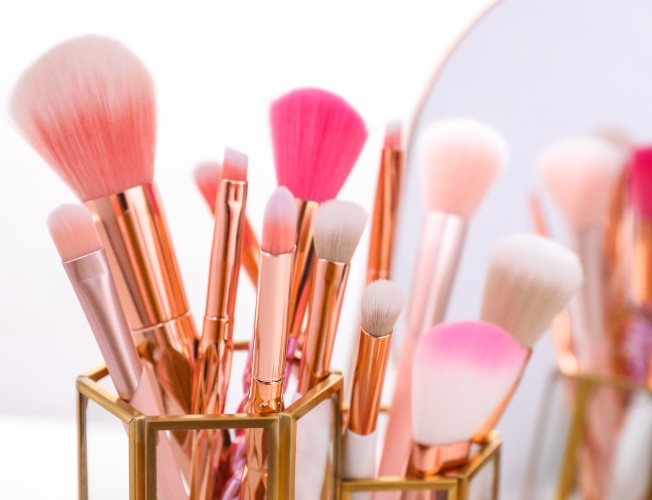 ¿Cada cuánto se deben lavar las brochas de maquillaje?