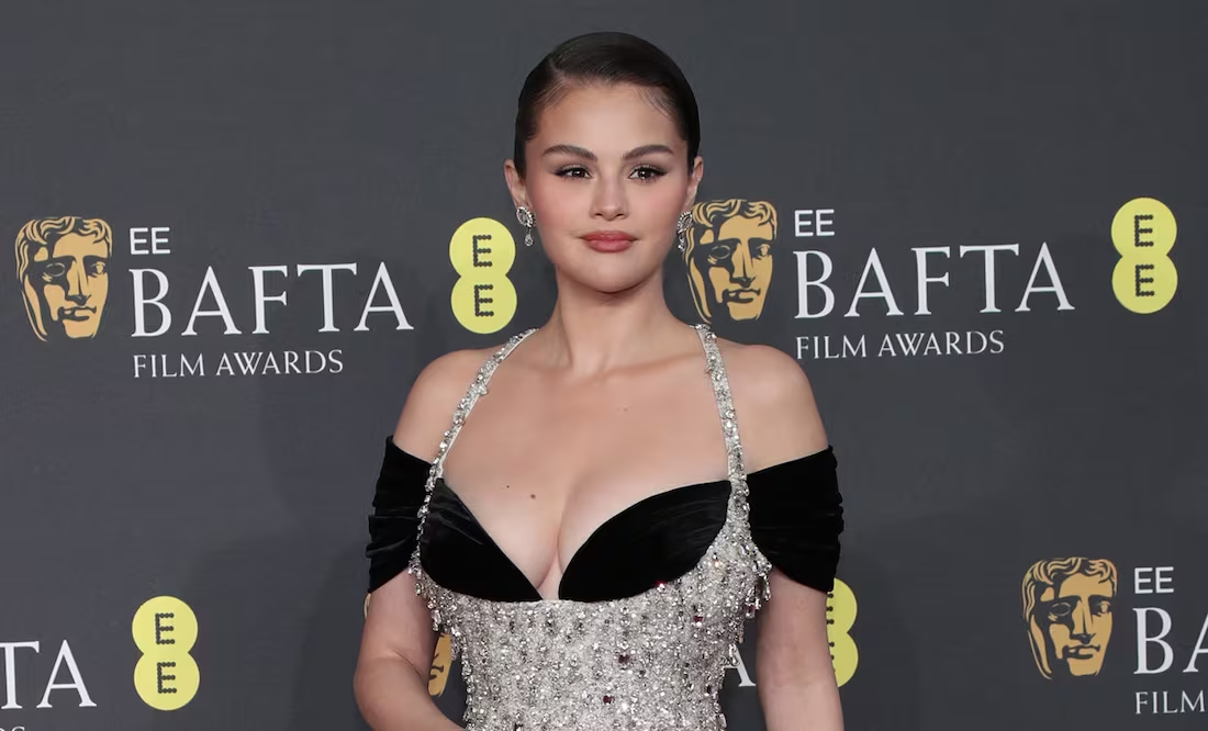 Selena Gomez se “roba” las miradas con vestido plateado de impacto en los BAFTA 2025