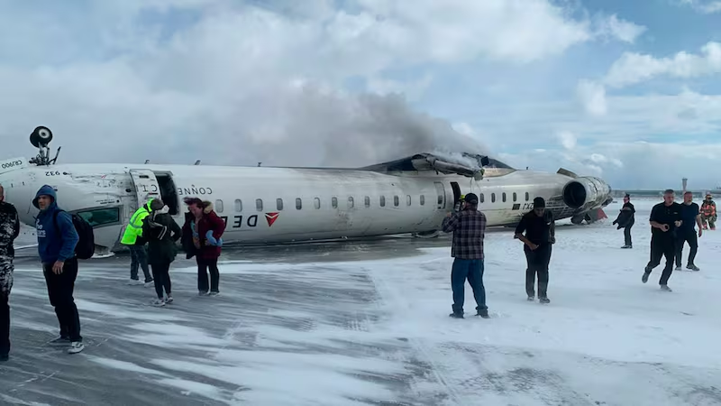 Accidente aéreo en Canadá: Avión se voltea en pista de aterrizaje de Aeropuerto de Toronto
