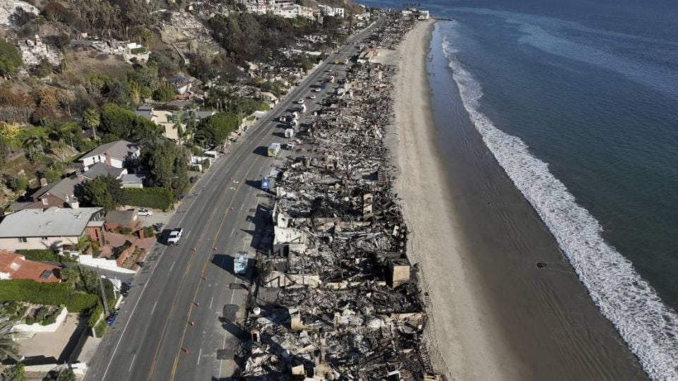 Científicos analizarán las sustancias tóxicas en el agua del océano tras incendios en Los Ángeles