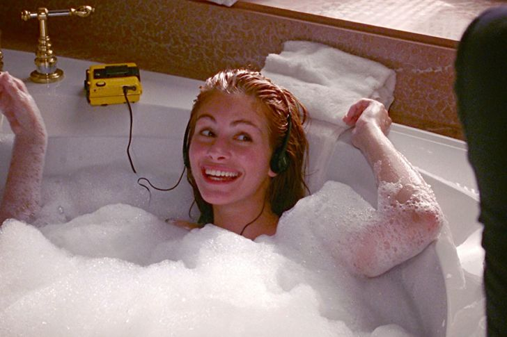 ¿Qué revela sobre ti bañarte mientras escuchas música, según la psicología?