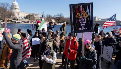 “Aquí no hay reyes”: Protestan en EU contra Donald Trump y Elon Musk; insisten que CEO de Tesla debe irse del gobierno