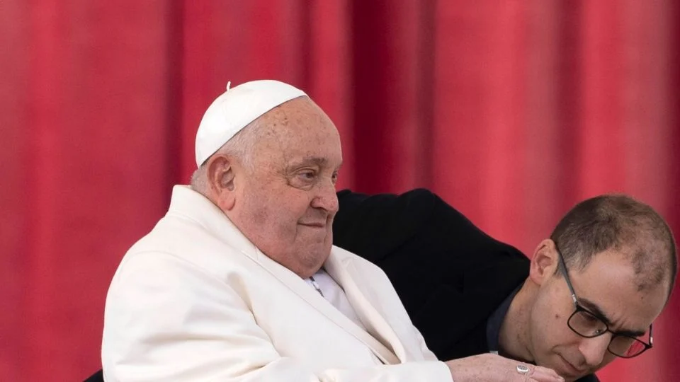 Papa Francisco pasó una noche tranquila y en la mañana leyó la prensa, pero el Vaticano canceló su agenda hasta el domingo