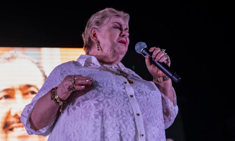 Entre flores, música y pocos famosos, así fue el último adiós a Paquita la del Barrio