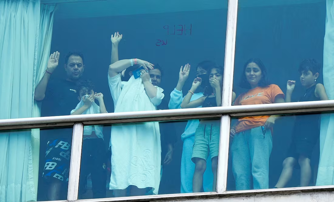 «Ayuda», escriben migrantes deportados de EU desde las ventanas de un hotel en Panamá; serán enviados a sus países de origen
