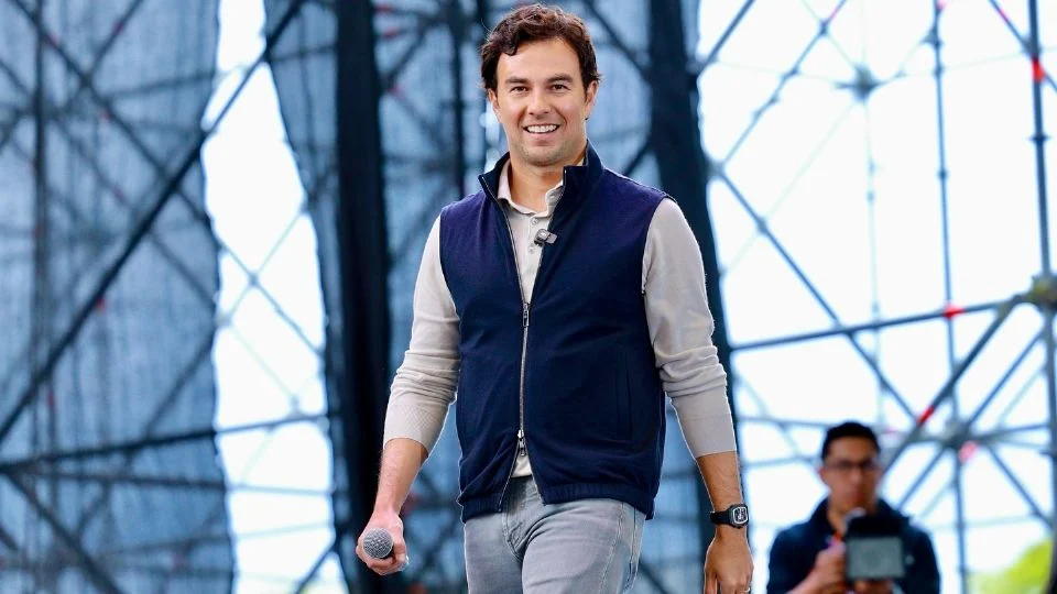 Checo Pérez lanza colección de ropa en la que destaca su trayectoria en la Fórmula 1: “Máxima leyenda del automovilismo”