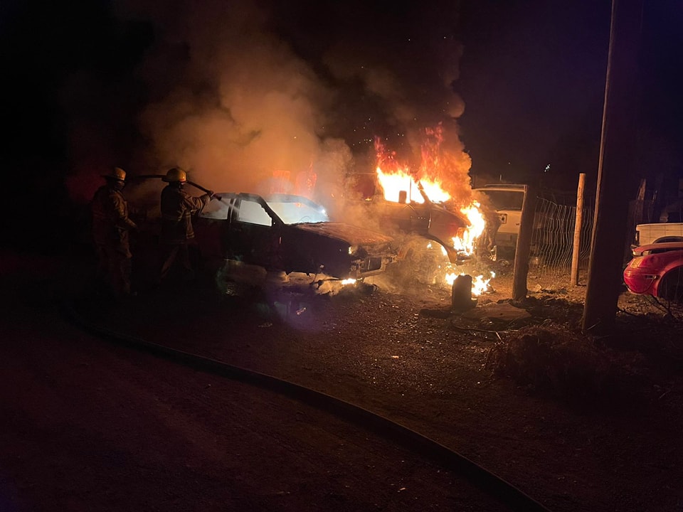 Incendio en yonque consume 3 autos