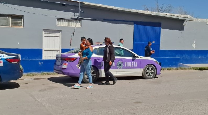 Acusa a su mujer de golpearlo frente a hijo