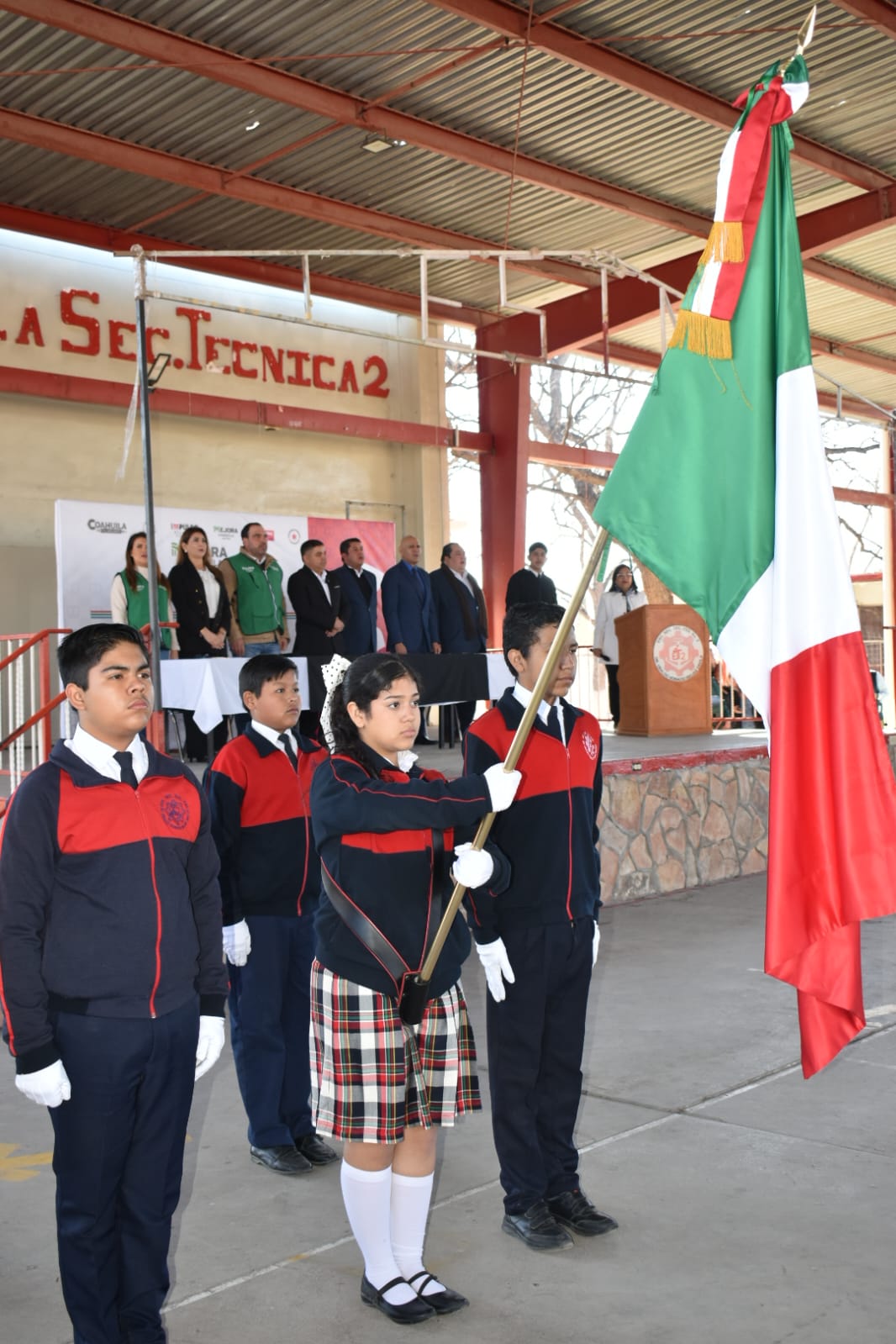 Entregan mobiliario escolar a secundaria 