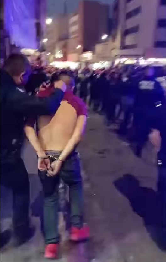 Detienen a 23 hombres por agredir manifestantes